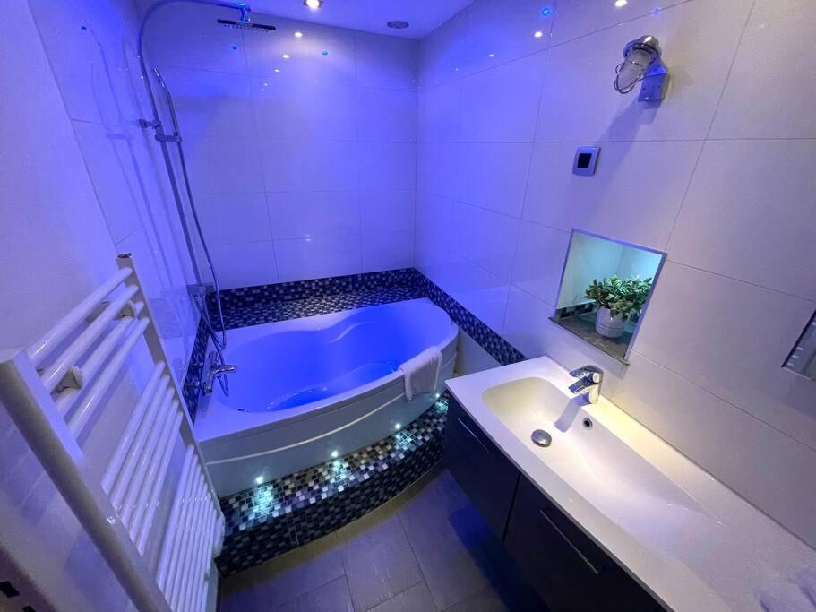 Spacious In The Heart Of The Center Apartment